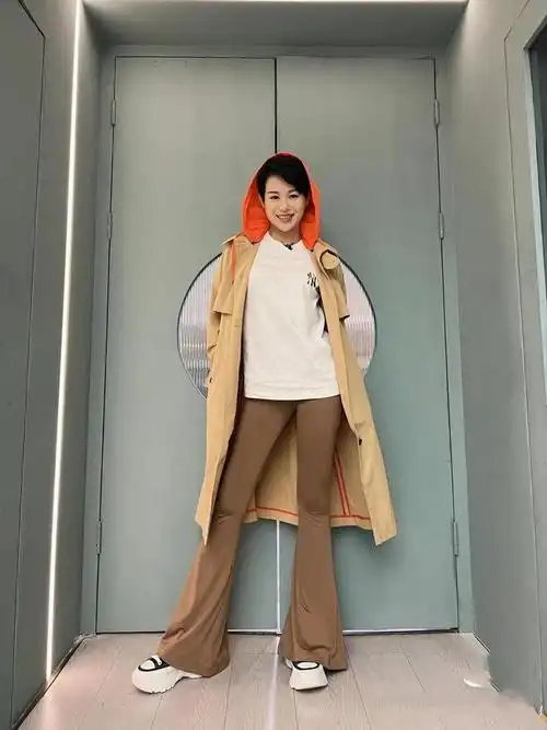 胡杏儿哪像3孩子的妈穿棕色皮衣套装配短发时髦又年轻