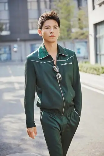 钱泳辰春日写真曝光 墨绿运动装个性十足__财经头条