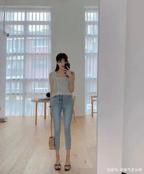 拍全身对镜照的时候,liya建议背景选择比较干净清爽的,像这种纯白色的