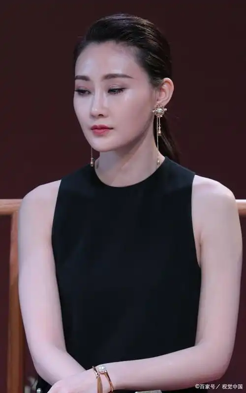 今天,我们聚焦的女演员林鹏,曾凭借与成龙搭档的热门电影一炮走红,但