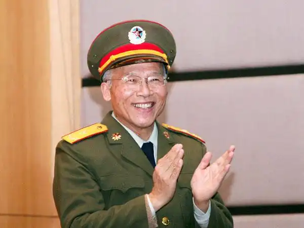 侯春雷 陈琰 摄影4月12日,酒泉卫星发射中心原副司令员刘庆贵少将做客