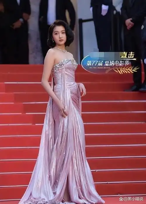 法国这一夜,巩俐深v性感十足,关晓彤又翻车,一条狗赢了所有人