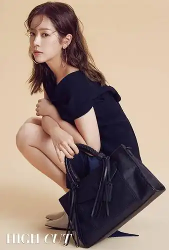 韩志旼拍时尚写真登杂志展纤细曼妙曲线