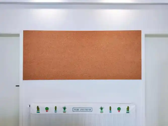 软木板照片墙,太难贴了,有那么一丢丢歪了