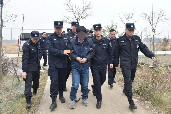 过去的20多年里我一直等着警察来抓我