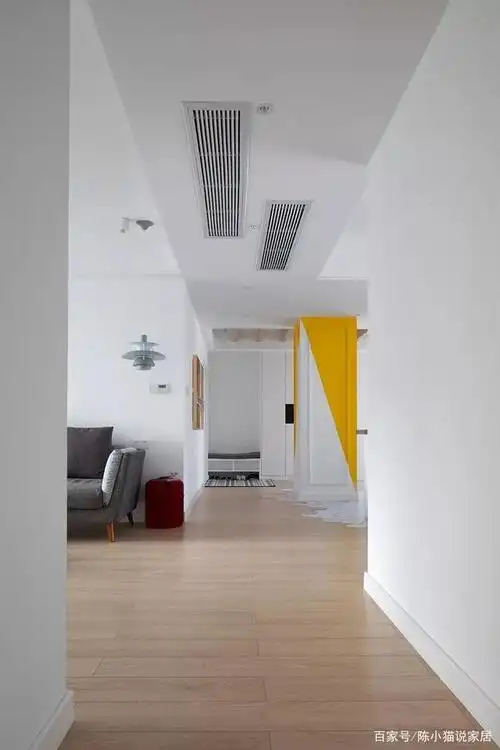 墙面大白墙,地面横向铺地砖,这怕是一般的普通家装都会用到的墙地面