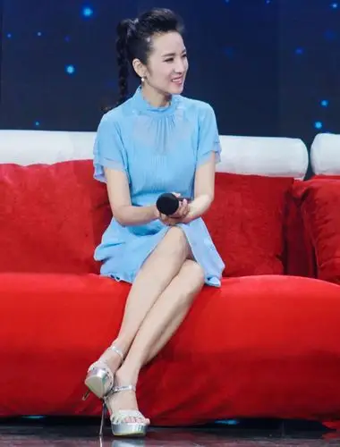 管彤全身照管彤主持图