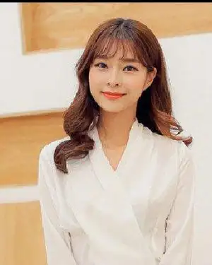 女生齐刘海中长发发型 首选齐刘海中长发