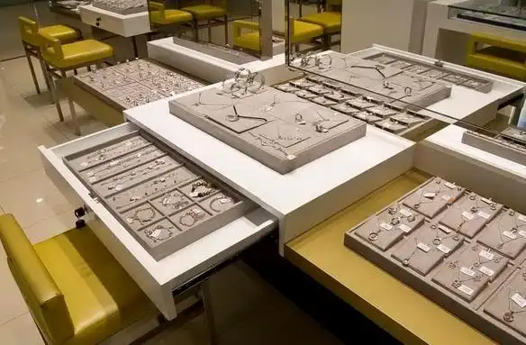 银饰加盟店如何用陈列吸引人群?