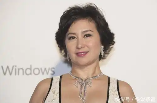 赌王千金何超琼老了更敢穿,u领长裙秀尽风情万种,身材依然有料