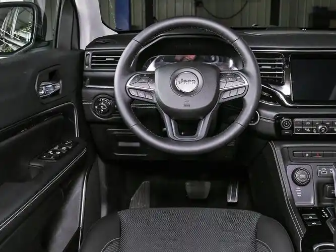 广汽菲克jeep 大指挥官phev 2020款 2.0t 插电混动精英版