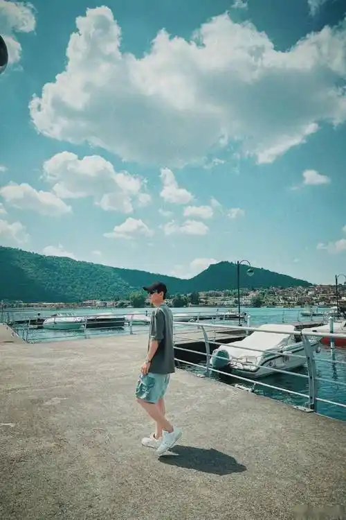 朱一龙分享立秋生活照 城市街头漫步神秘感十足_背影_照片_夏日