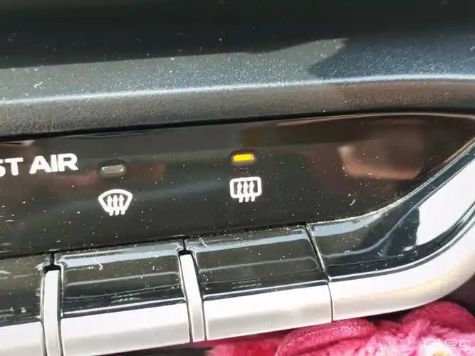 雨天行驶,后视镜加热功能