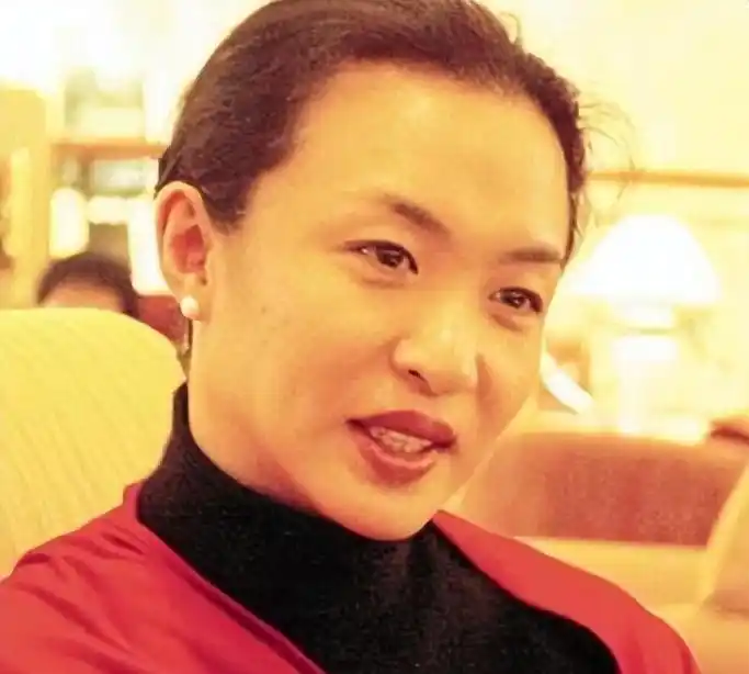 金星的前妻容颜绝丽,离婚时怀有身孕,如今的生活境况如何