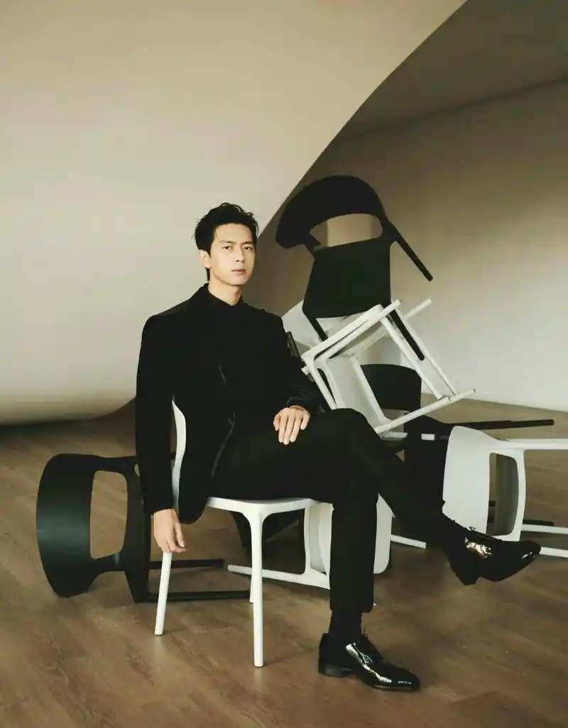 现哥脚上的这双皮鞋好看,也很亮,还是增高款.#时尚穿搭# #李现