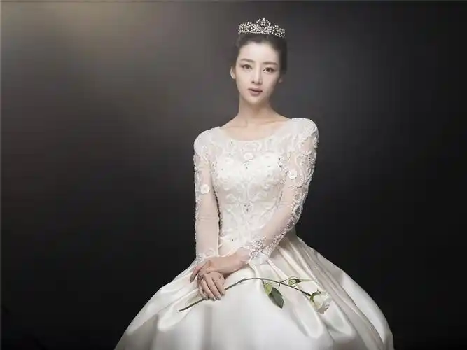 西安婚纱照:经典传世50年,专属女王的优雅