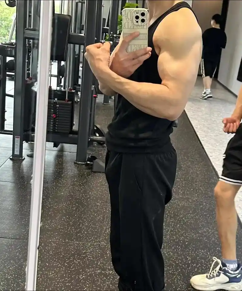 不要看第三张.#啤酒肚 #老头 不要划过去看第三张