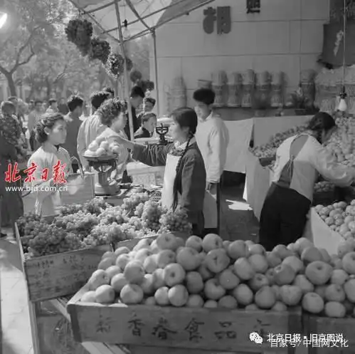 回顾北京王府井大街百年变迁,百货大楼开业首日顾客挤丢两筐鞋