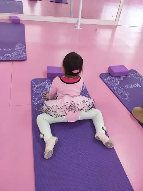 可爱宝宝趴青蛙