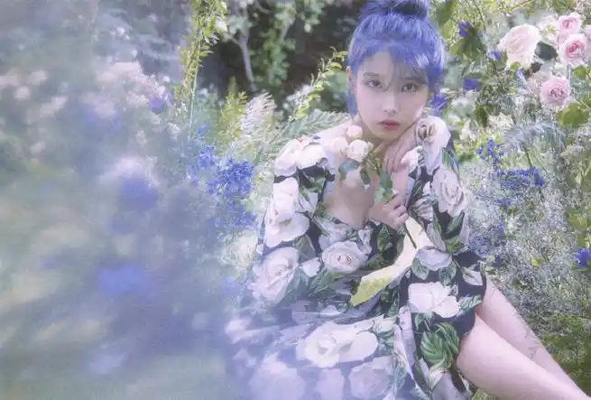 李知恩#家人们谁懂啊 真的好喜欢iu李知恩的蓝发啊