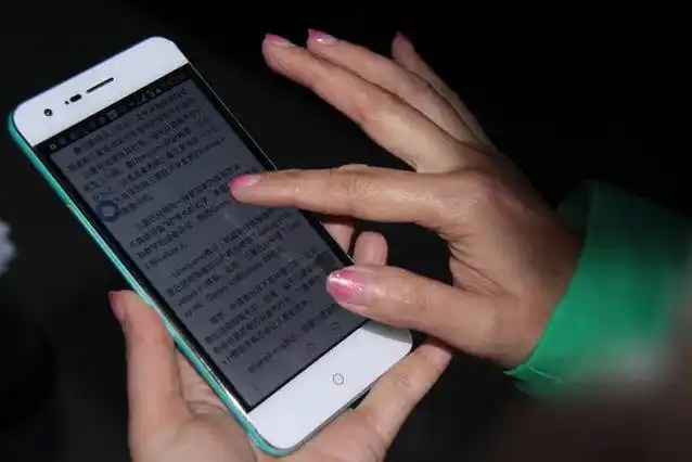 看,用手机上网查资料,速度那是没得说的呢.