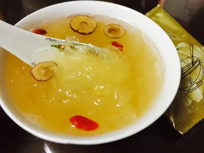 5分钟即可享用的有机银耳红枣枸杞羹