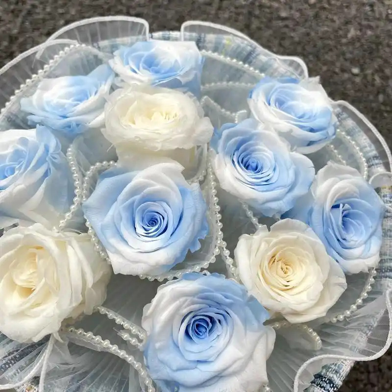 九江花店|蓝白渐变色玫瑰永生花花束 蓝白渐变色玫瑰 白玫瑰 永生花
