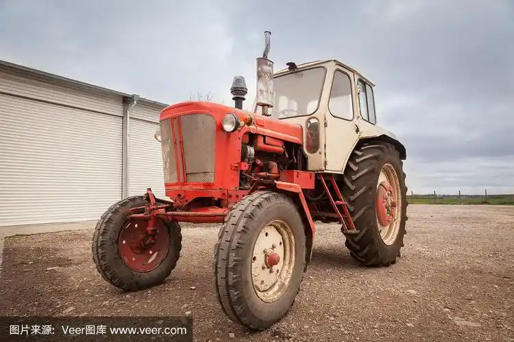 俄罗斯红色旧拖拉机