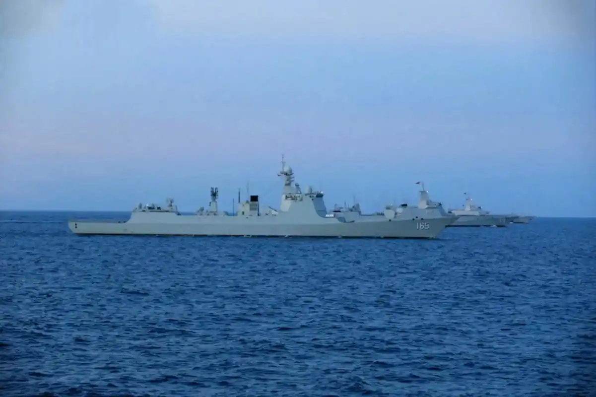 1艘052dl型驱逐舰与两艘055型大驱在南海同框,分别是165湛江舰,107