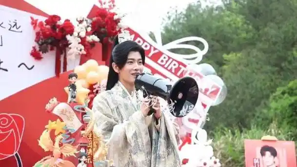 任嘉伦横店生日会讲话完整版    又听到熟悉的呐喊:谢谢嘉人!