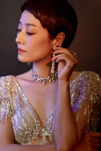 马伊琍亮相金鸡奖闭幕式 复古羽毛长裙展优雅气质__凤凰网