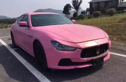 浙江一富婆炫富百万粉色玛莎拉蒂但网友关注点不在车而是车牌