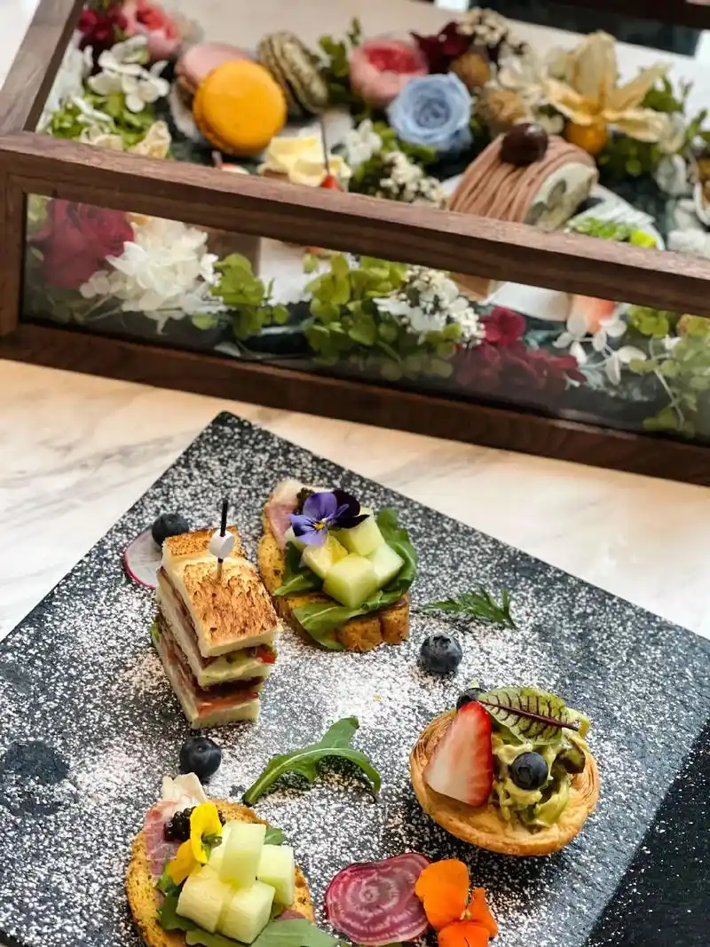 真的太精致了!悦 用鲜花摆盘的下午茶点心 - 抖音