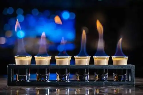 喝一杯调酒师为你而调的酒迷人的地方也是【凌晨贰点】五颜六色的鸡尾