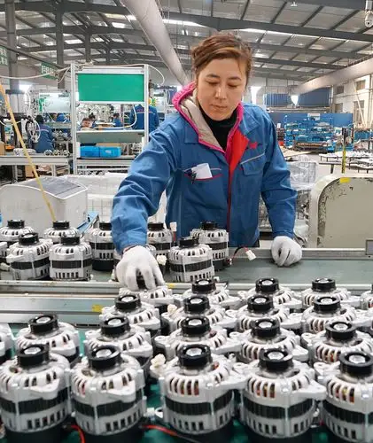 3月30日,河北省河间市一家汽车配件再制造企业的员工在生产线上工作.