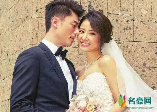 林心如霍建华同框 林心如举手比v心情大好