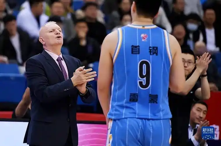 北京首钢主教练确定,三大主力达成续约意向,前国手后卫确定离队_莱登