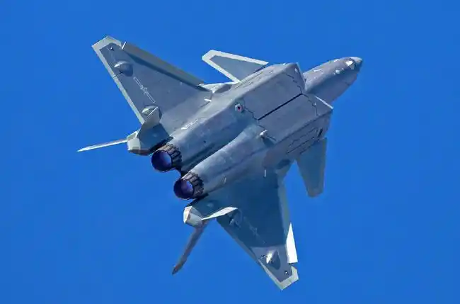 图为歼-20隐身战机霹雳-15自从2016年正式装备中国空军,就备受宠爱