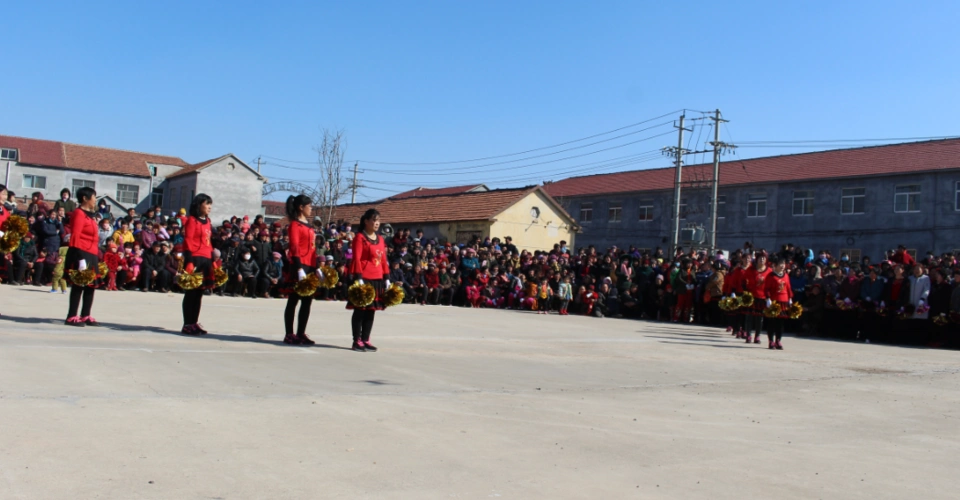 农村大妈跳起广场舞来,那叫一个美啊!_新浪看点