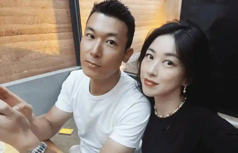 朱珠获老公孩子探班,1岁女儿推开妈妈拒绝亲密互动,却超粘爸爸_王昀佳