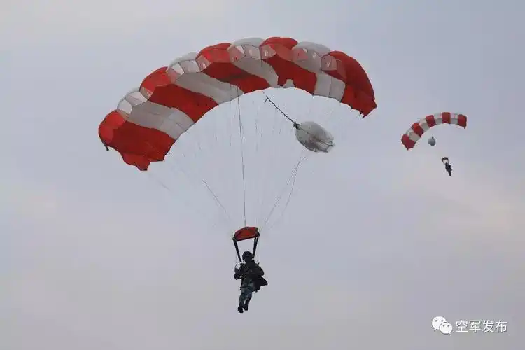空降女兵请你仰望天空那里也有我的身影