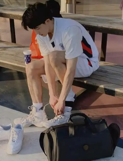 接下来就一起来欣赏一下他的打篮球的帅气模样吧