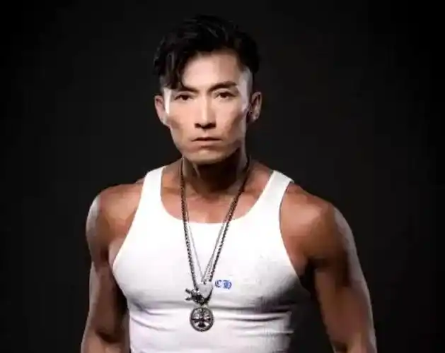 陈山聪秀肌肉看到《ptu机动部队》的制作阵容,总感觉和之前的tvb剧有