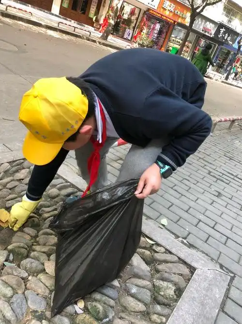 学雷锋之"弯腰捡垃圾"