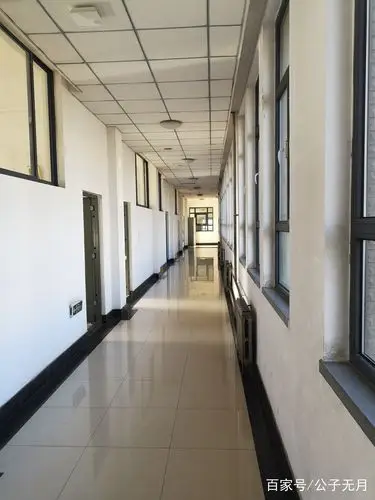 教室的走廊外,依稀可听到的读书声,是否使你想起,那年夏天,一起上学的