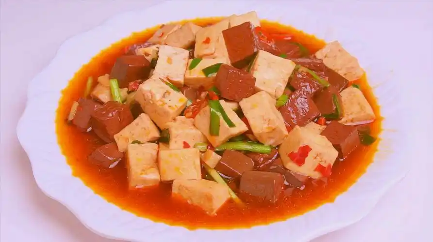 鸭血烧豆腐的家常做法,口感滑嫩而不碎,香辣入味,开胃又下饭
