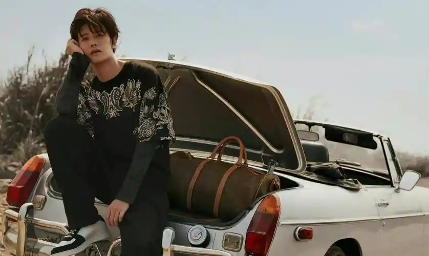 任嘉伦秋日狂野大片,率性潇洒;帅气侧颜背影,时尚感十足_国超_男友