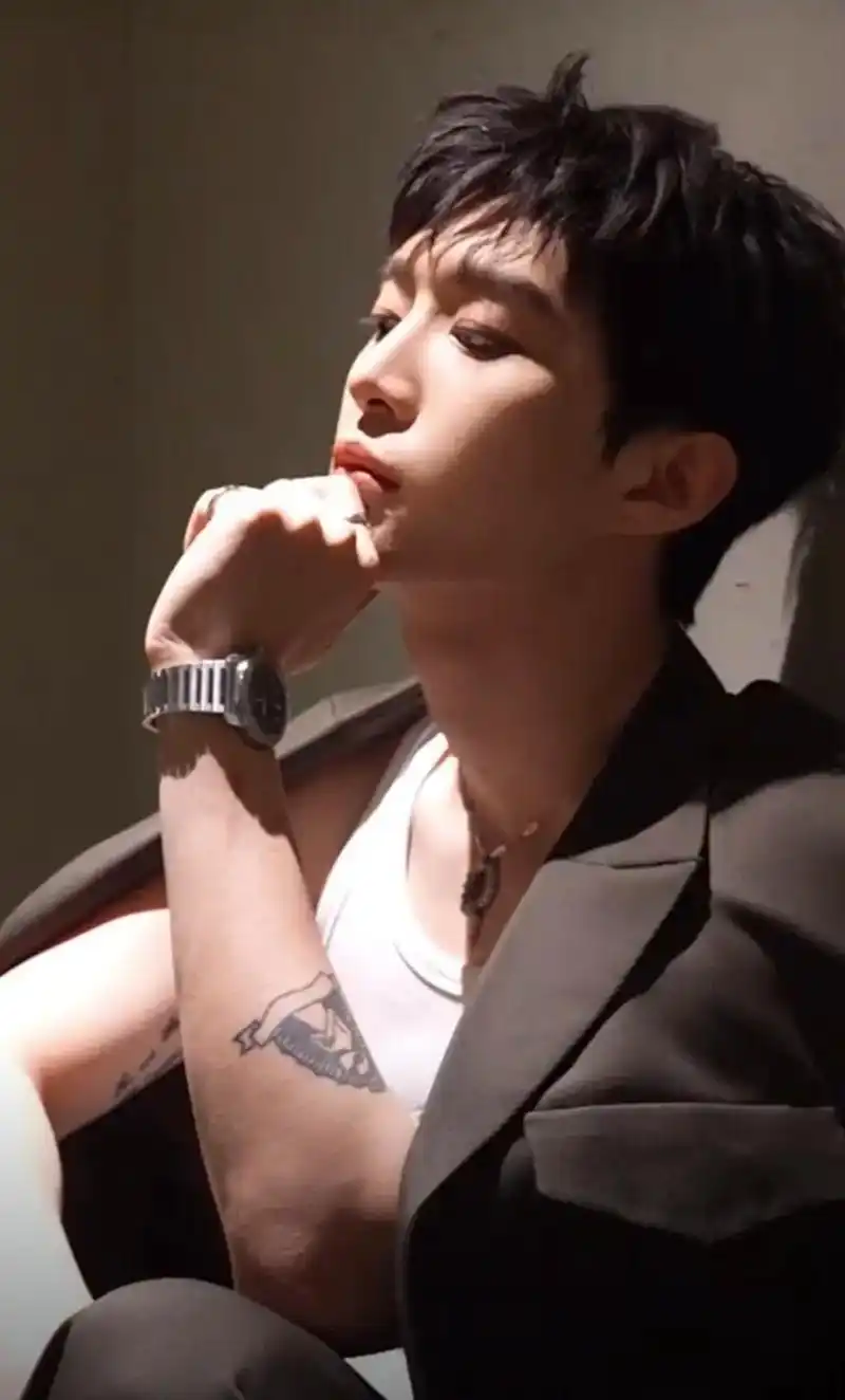 他的纹身真的好酷#范丞丞 #向全世界安利范丞丞 #这谁顶得住 - 抖音