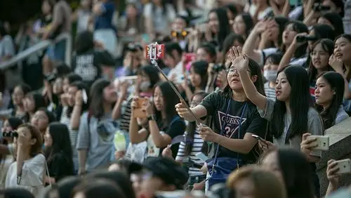 "鹿晗"粉丝狂热与娱乐宗教化