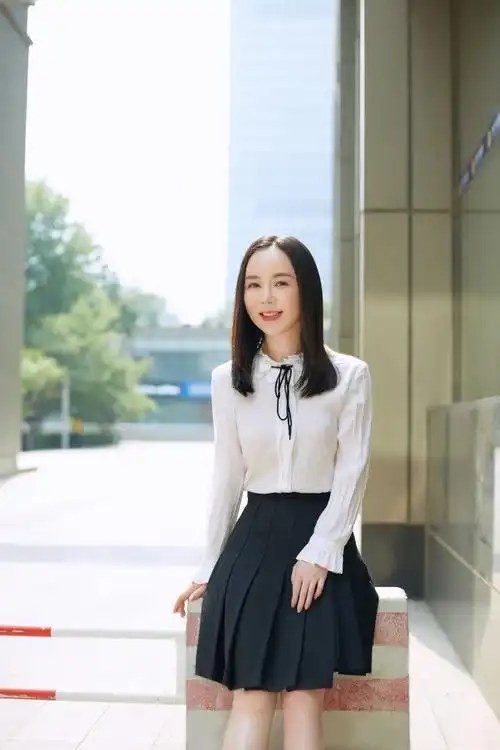 魏新雨时尚大片来袭首次尝试校园风衬衣配短裙清新可爱